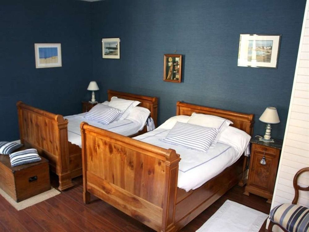 Chateau De Puyrigaud Bed & Breakfast Leoville Exterior photo